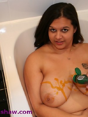 Shiva Shaw covers herself in syrup